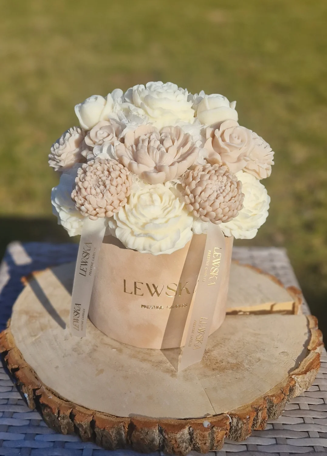 Flowerbox  L beżowy. Kwiaty biało beżowe