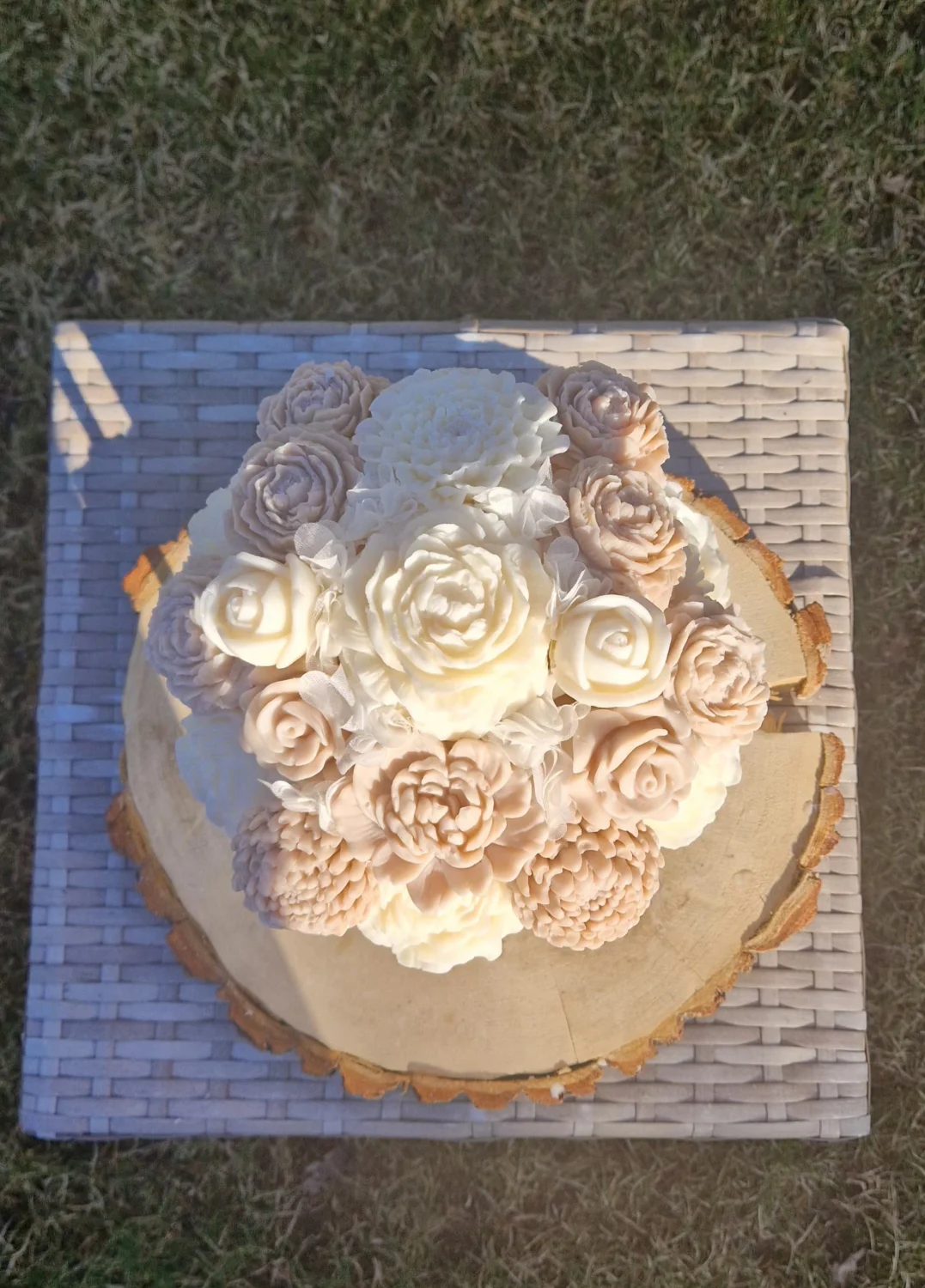 Flowerbox  L beżowy. Kwiaty biało beżowe