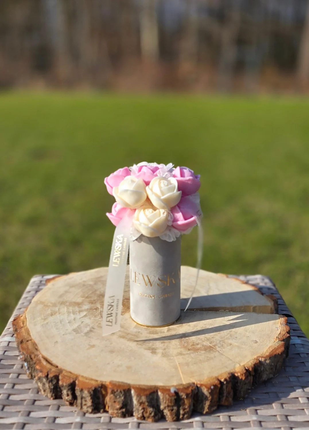 Flowerbox sojowy  S szary biało- różowe róże