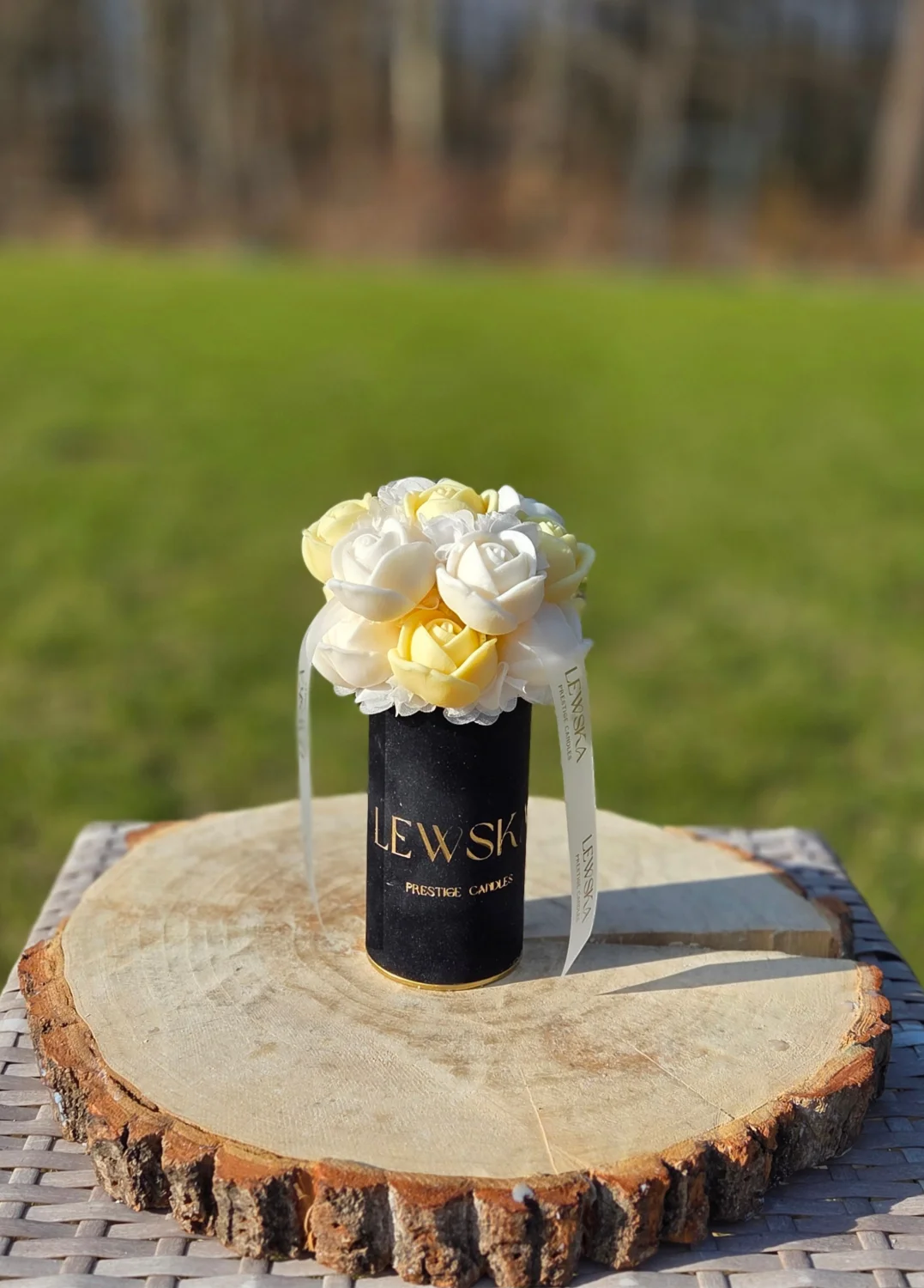 Flowerbox sojowy  S czarny biało-żółte róże