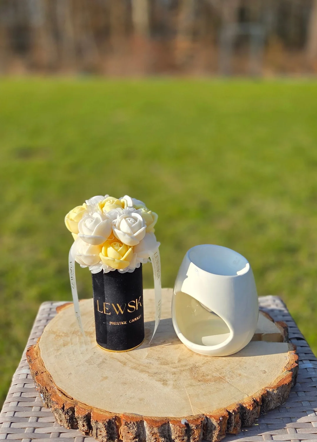 Flowerbox sojowy  S czarny biało-żółte róże