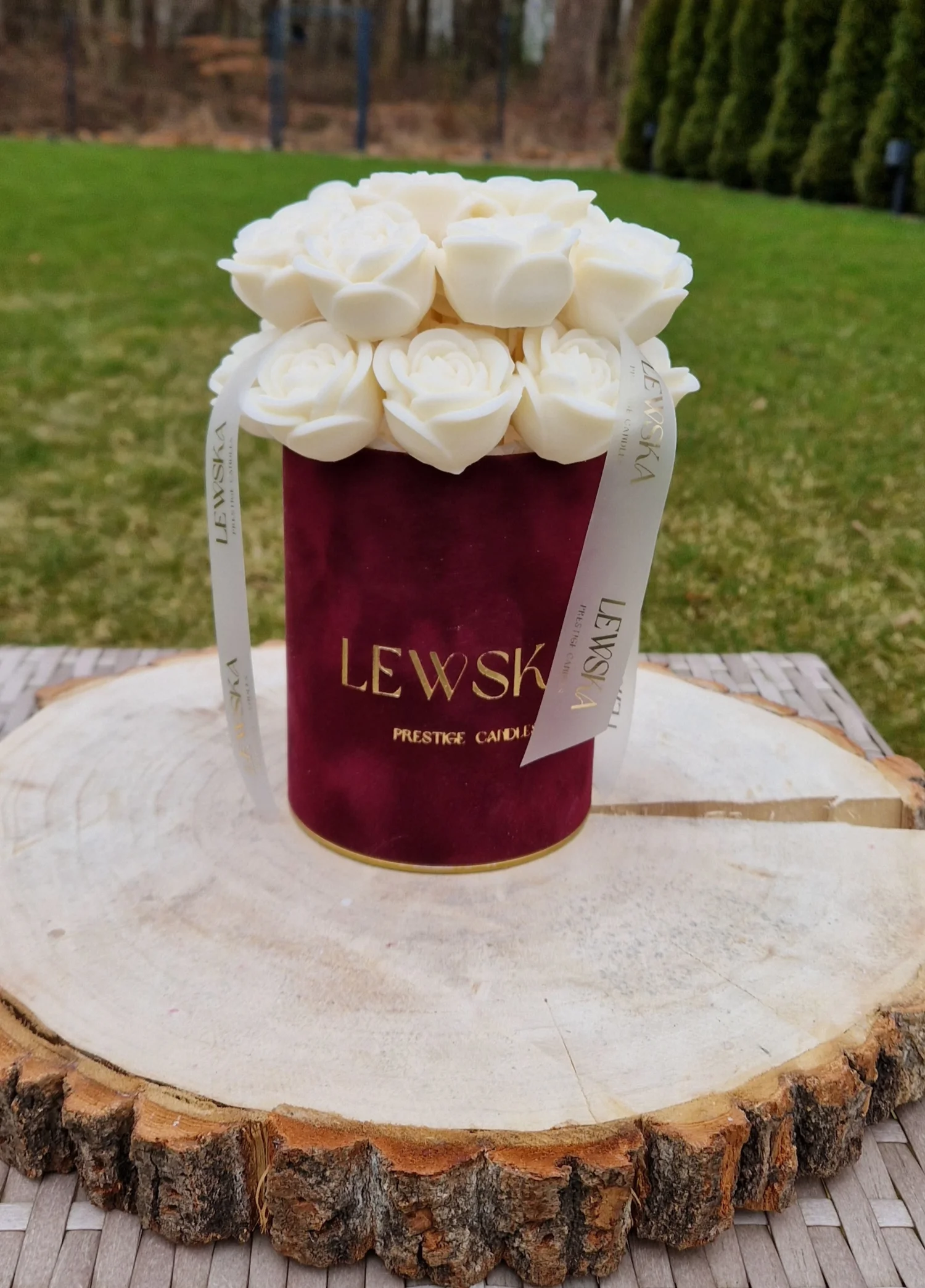 Flowerbox M. Kwiaty mini róże białe