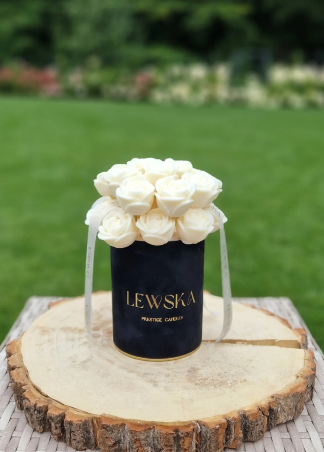 Flowerbox M. Kwiaty mini róże białe