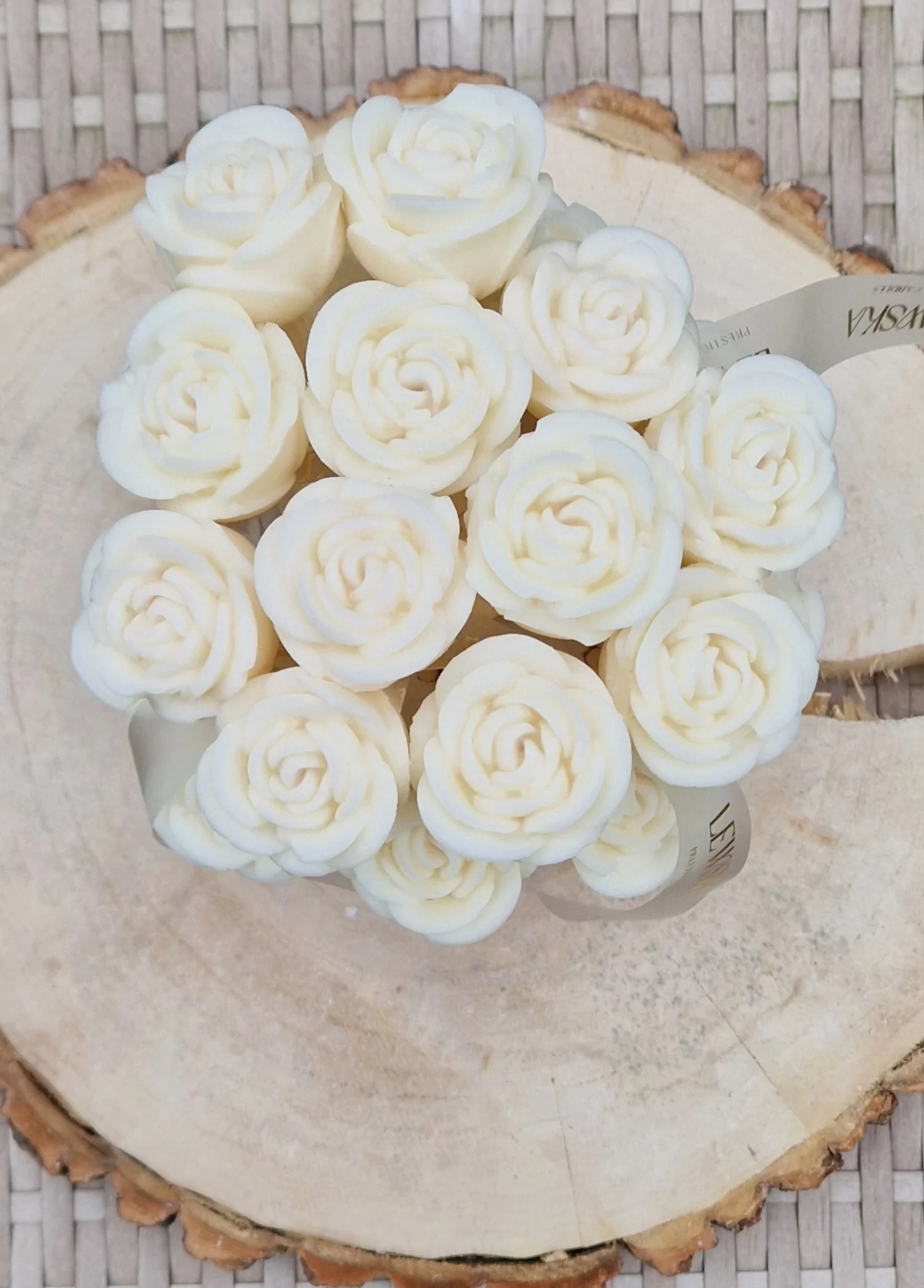 Flowerbox M. Kwiaty mini róże białe