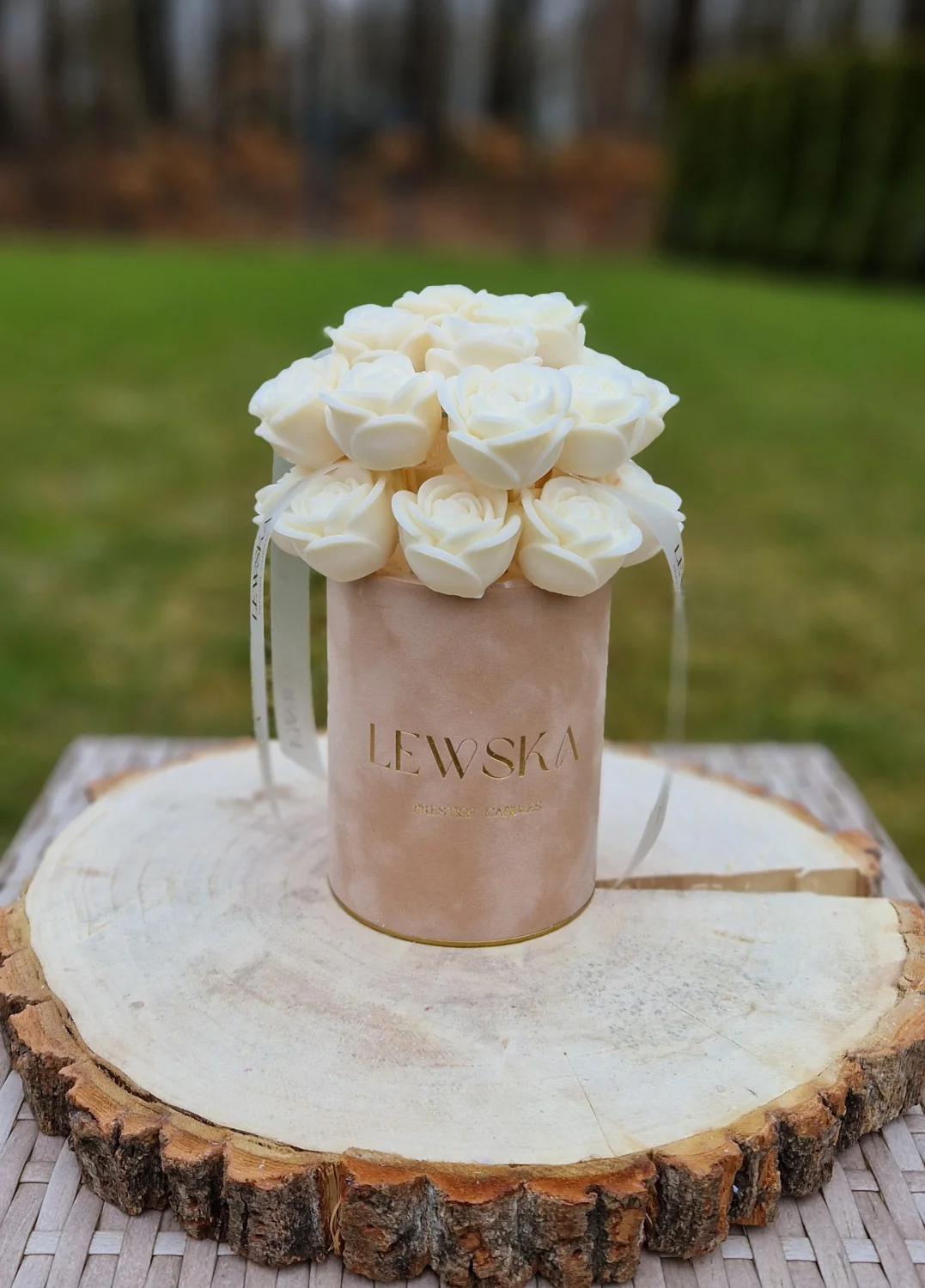 Flowerbox M. Kwiaty mini róże białe