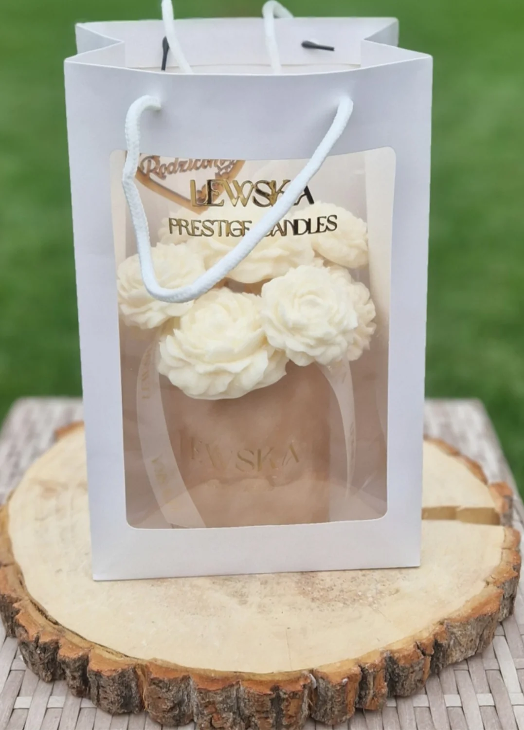 Flowerbox M. Kwiaty mini róże białe